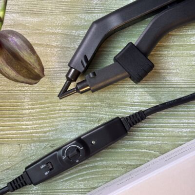 Hair extensions tongs for micro bonds with an ultra-thin tip and a temperature regulator